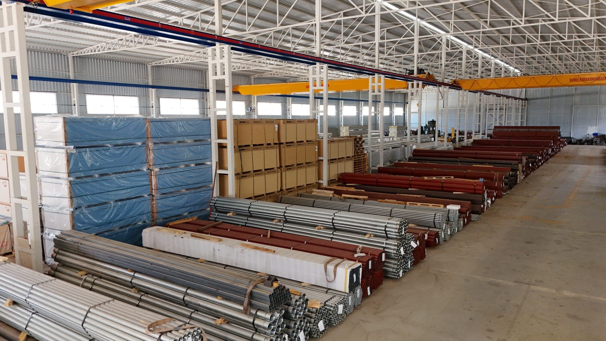 Galvanizli malzeme, siyah profillerin yanında; kıyıda tercih bunu belirliyor.